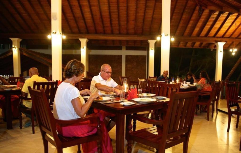 Whispering Palms Hotel Bentota Exterior foto